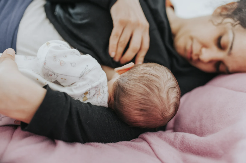 menyusui sambil tiduran, posisi menyusui terbaik, manfaat menyusui tiduran, menyusui bayi baru lahir, cara menyusui yang nyaman, Bunda, si Kecil